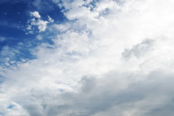 Wolken in de blauwe lucht — Stockfoto