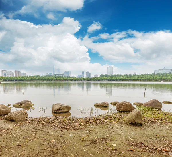 Şangay 'da modern bina geçmişi olan şehir parkı. — Stok fotoğraf