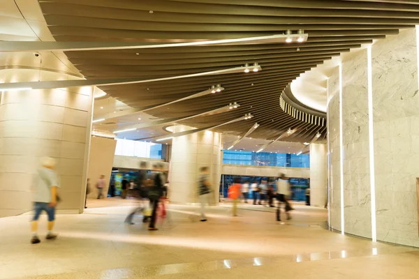 Personas dentro de un gran centro comercial — Foto de Stock