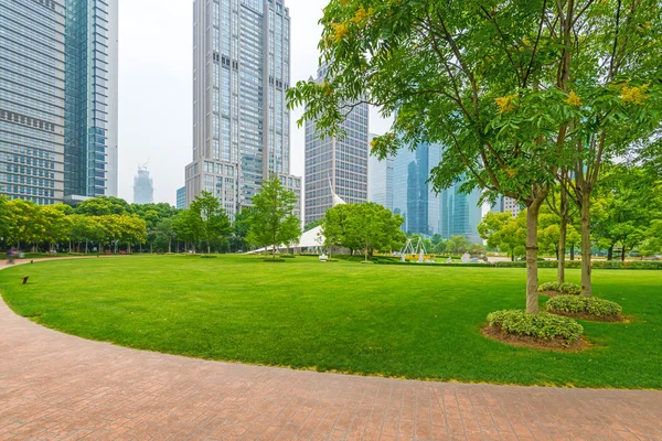 Şangay 'da modern bina geçmişi olan şehir parkı. — Stok fotoğraf