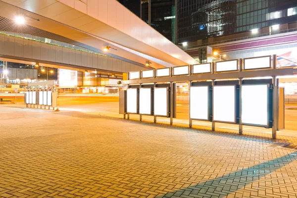 Papan iklan kosong di halte bus di malam hari — Stok Foto