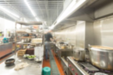 Groepen van chef-kok koken in de open keuken