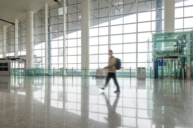 Yolcu Şangay Pudong Havaalanı 'nda.