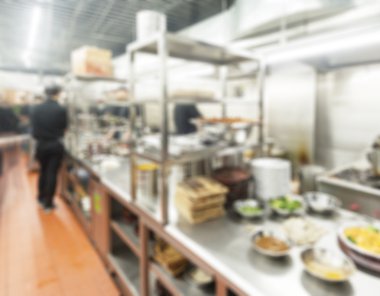 Groepen van chef-kok koken in de open keuken