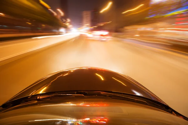 Carro na estrada à noite — Fotografia de Stock