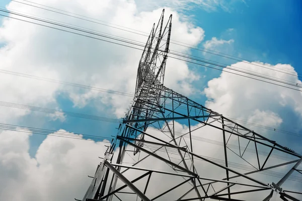 Torre ad alta tensione su sfondo cielo — Foto Stock