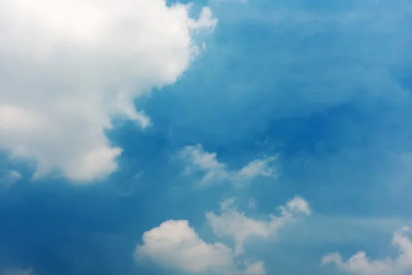 Gökyüzündeki beyaz bulutlar — Stok fotoğraf
