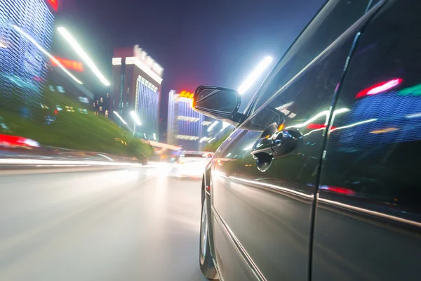 Carro na estrada à noite — Fotografia de Stock