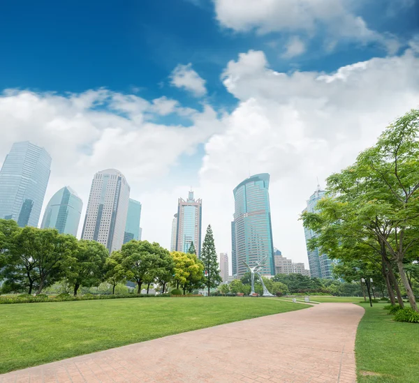 City park with modern buildings — Stock Photo, Image