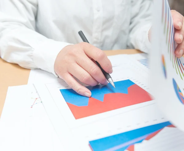 Kvinna hand med verksamhetsberättelse — Stockfoto