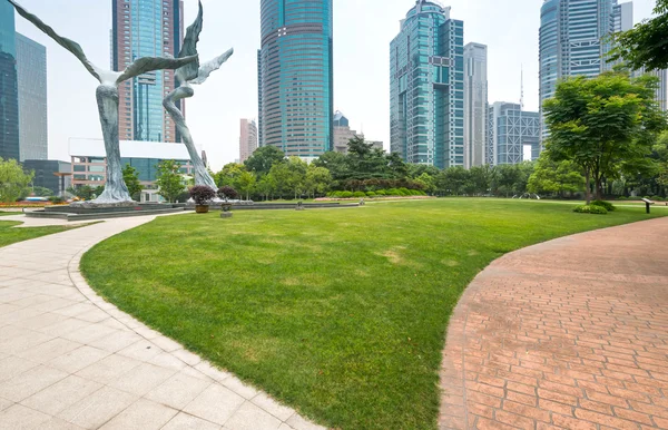 Parque da cidade com moderno edifício de fundo em shanghai — Fotografia de Stock