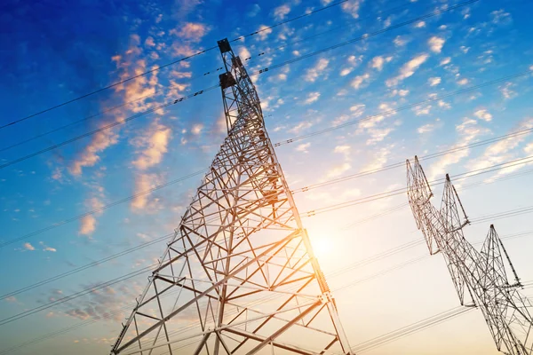 Torre de energía en el cielo — Foto de Stock