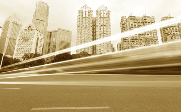 Senderos de luz sobre los edificios de fondo — Foto de Stock