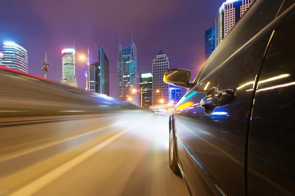 El exceso de velocidad del coche en la ciudad —  Fotos de Stock