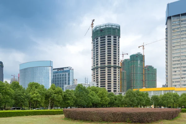 City park with modern buildings — Stock Photo, Image