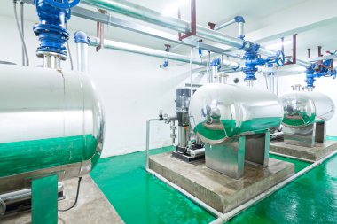 su bir binada çalışan basınç pompası