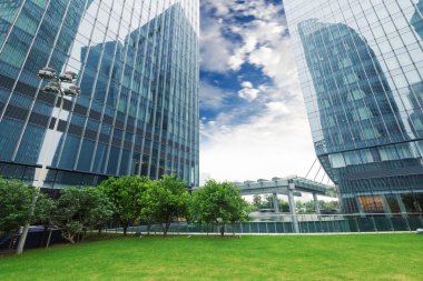 Şangay 'da modern bina geçmişi olan şehir parkı.
