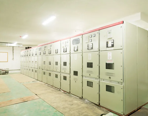 Sottostazione di distribuzione dell'energia elettrica in una centrale elettrica — Foto Stock