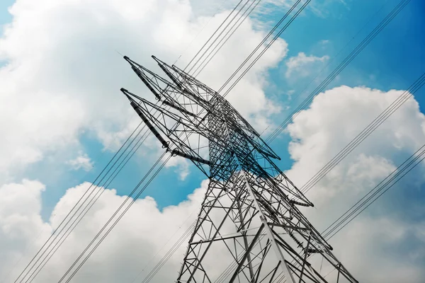 Macht toren in lucht — Stockfoto