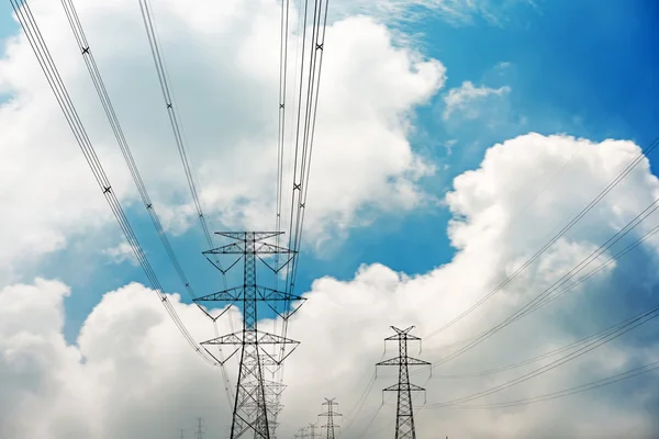 Torres de energía en el cielo —  Fotos de Stock