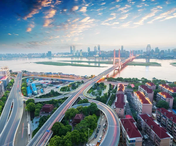 Шанхай розв'язка шляхопроводу і підвищених дороги в nightfall — стокове фото