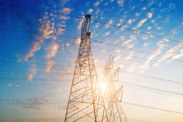 Power tower in de lucht achtergrond — Stockfoto