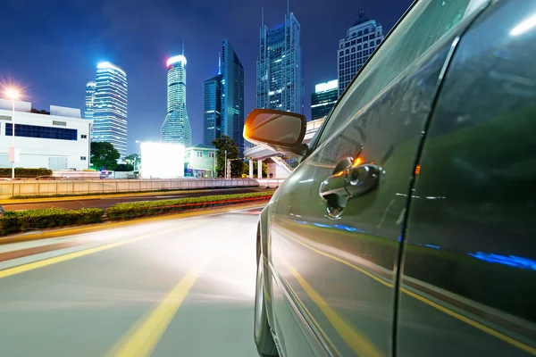 Coche de velocidad ir a través de la ciudad —  Fotos de Stock