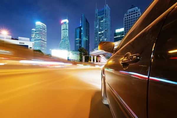 Coche de velocidad ir a través de la ciudad —  Fotos de Stock