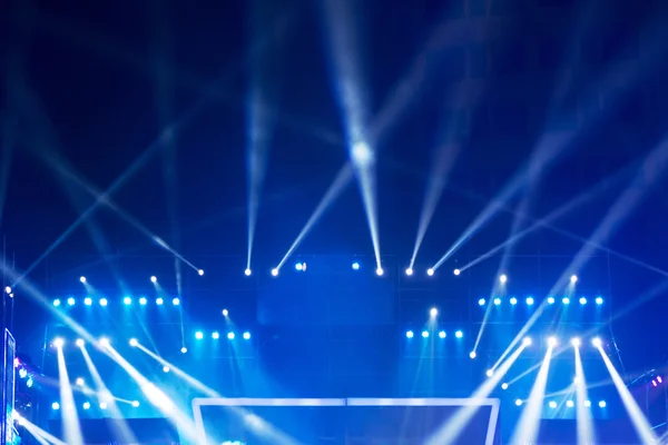 Meerdere schijnwerpers op een theater podium verlichting tuig — Stockfoto