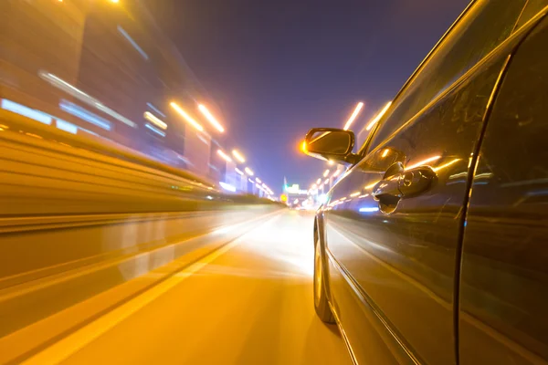 Carro na estrada com fundo borrão movimento — Fotografia de Stock