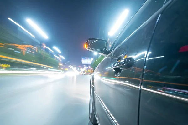 Auto unterwegs mit Bewegungsunschärfe — Stockfoto