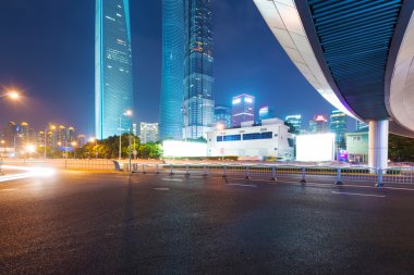 lujiazui Finans Merkezi gece görünümü