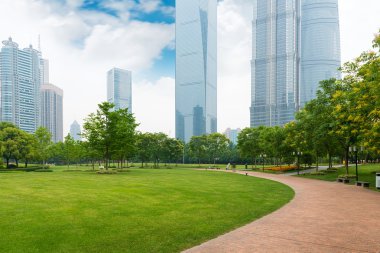 Şangay 'da modern bina geçmişi olan şehir parkı.