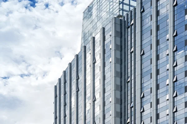 Wolken spiegeln sich in Fenstern moderner Bürogebäude — Stockfoto
