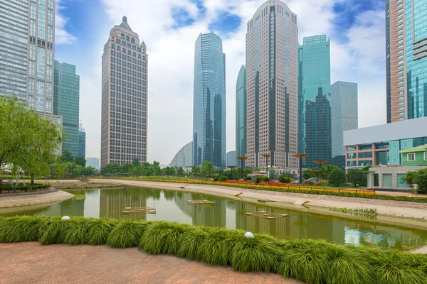 Parque de la ciudad con el fondo del edificio moderno en Shangai — Foto de Stock