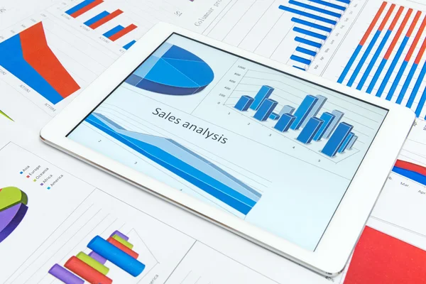 Finansiella diagram med tablett — Stockfoto