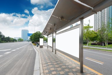 Otobüs durağı ve Pano