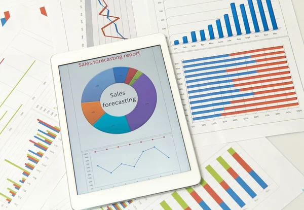 Finansielle diagrammer med tablet - Stock-foto