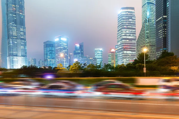 Los senderos de luz en el fondo del edificio moderno en Shangai —  Fotos de Stock