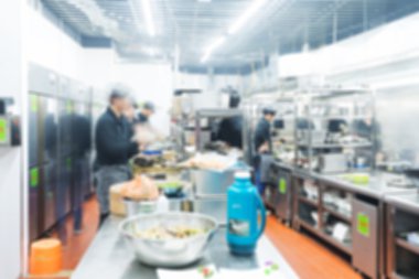 Groepen van chef-kok koken in de open keuken
