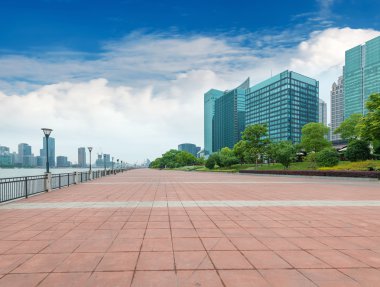 Modern binaların olduğu şehir parkı