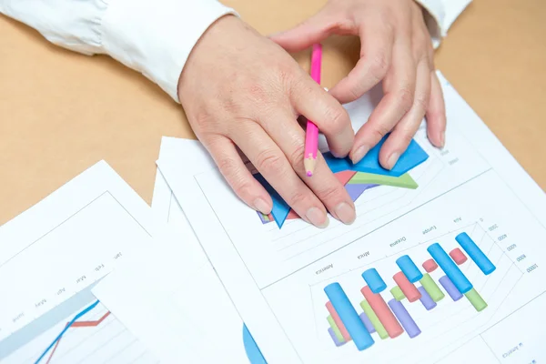 Mujer mano con pluma e informe de negocios — Foto de Stock