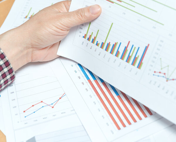 женские руки с картами и бумагами
