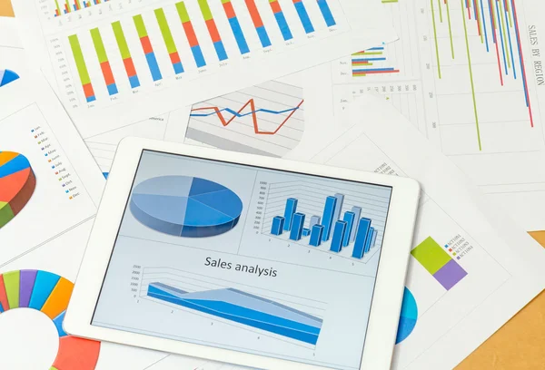 Finansiella diagram med tablett — Stockfoto