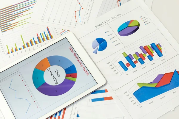 Finansiella diagram med tablett — Stockfoto