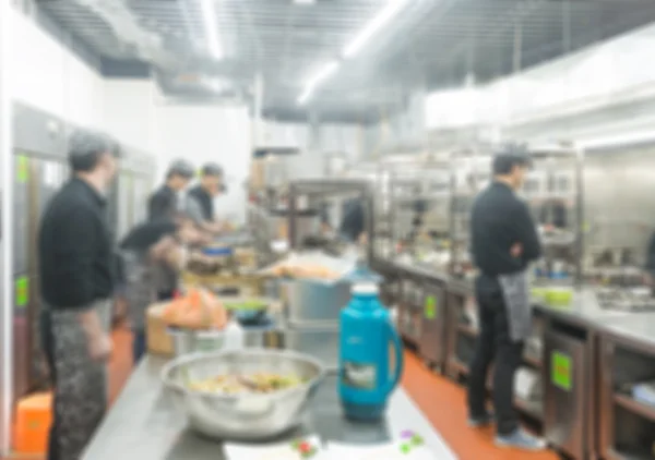 Группа поваров на открытой кухне — стоковое фото