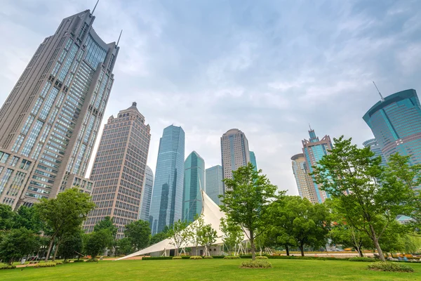 近代的な建物のある都市公園 — ストック写真