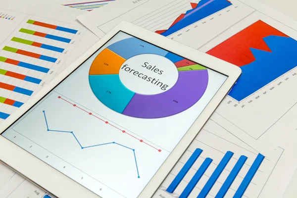 Finansielle diagrammer med tablet - Stock-foto