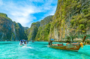 Geleneksel tahta kuyruklu Tayland teknesi ve Krabi 'deki Koh Phi Phi adasındaki güzel kumsal. Ao Nang, Tayland.