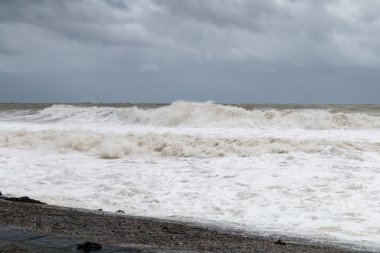 İyon Sahili fırtınada